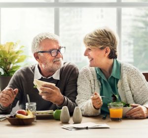 Uma alimentação equilibrada deve fazer parte da rotina, especialmente se estiver buscando um estilo de vida mais saudável