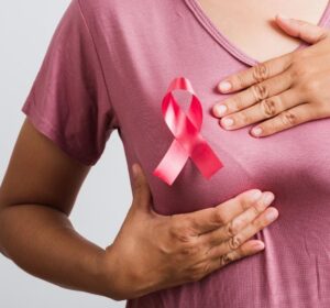 O câncer de mama é resultado da multiplicação de células anormais na região dos seios